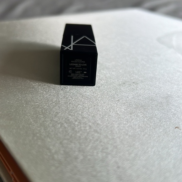 NARS LIPSTICK - LICENSE TO LOVE SHEER - Picture 3 of 3